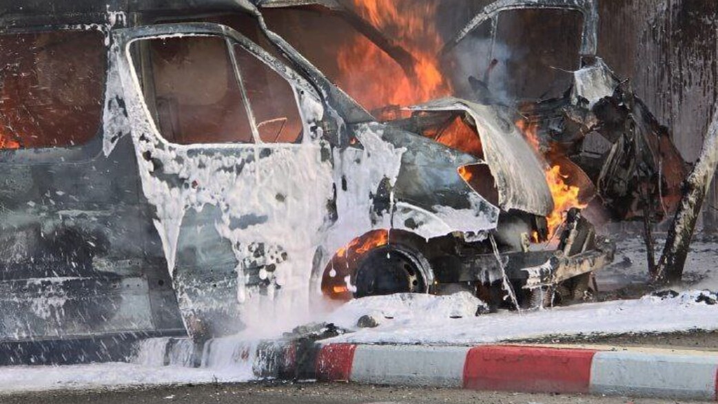 המיניבוס העולה באש במחלף חולון