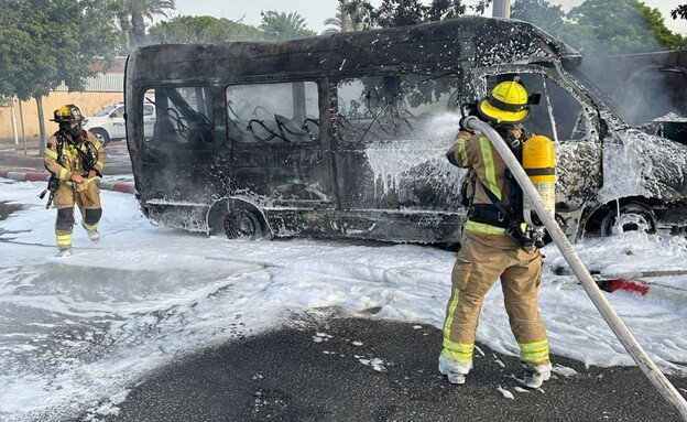 פיצוץ ברכב במחלף וולפסון (צילום: דוברות כבאות והצלה)