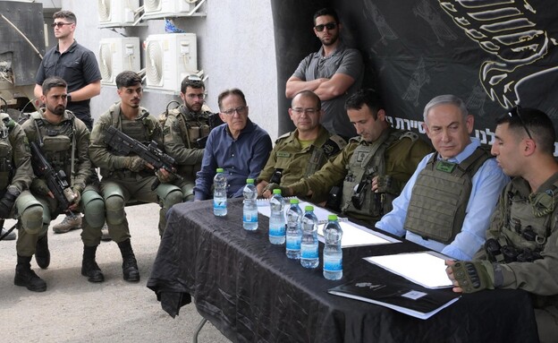 ראש הממשלה נתניהו עם לוחמי סיירת גולני בגבול הצפון (צילום: עמוס בן גרשום, לע"מ)