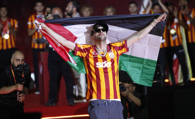 חכים זייש עם דגל פלסטין  (צילום: רויטרס)