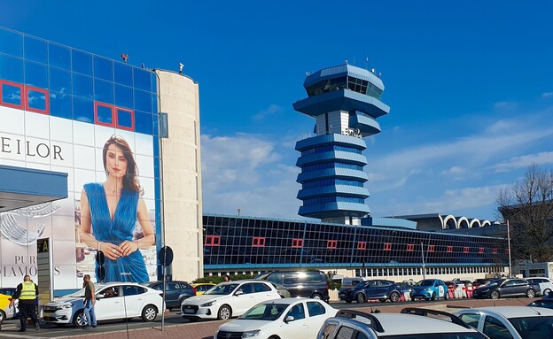 כניסה לנמל התעופה אנרי קואנדה בוקרשט רומניה (צילום: Sebastian_Photography, shutterstock)