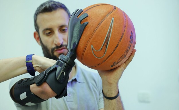 יד מודפסת לשחק כדורסל  (צילום: פביאן קולדורף)