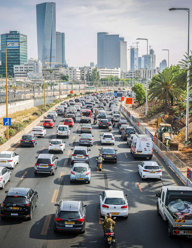 פקק תנועה בנתיבי איילון בגלל עבודות בכביש, יוני 2020 (צילום: פלאש/90 )