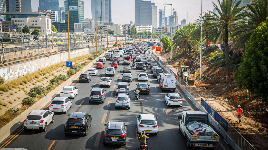 פקק תנועה בנתיבי איילון בגלל עבודות בכביש, יוני 2020 (צילום: פלאש/90 )