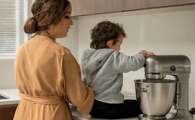 ילד מבשל עם אמו (צילום: שאטרסטוק)