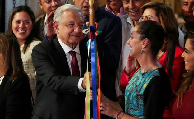 קלאודיה שיינבאום עם הנשיא המכהן לופז אוברדור (צילום: Reuters)