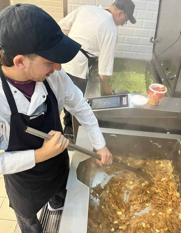 בר לוי מבשל בהייטק  (צילום: בר לוי, פרטי)