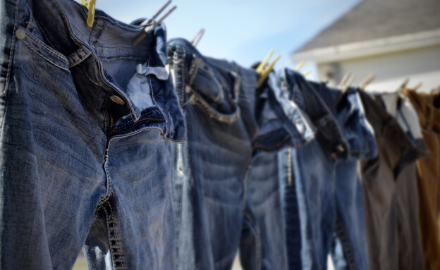מכנסי ג'ינס תלויים על חבל כביסה (צילום: Pam Walker, SHUTTERSTOCK)