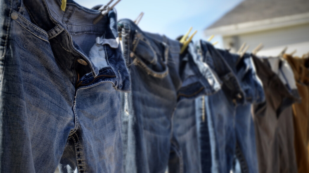 מכנסי ג'ינס תלויים על חבל כביסה (צילום: Pam Walker, SHUTTERSTOCK)