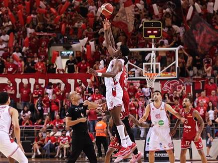 המשחק נפתח בסערה (מאור אלקסלסי)