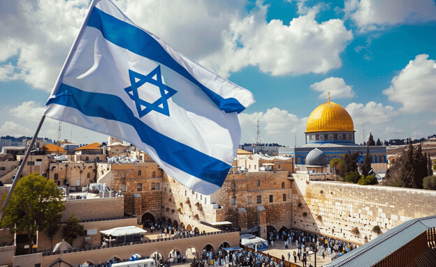 דגל ישראל בכותל (AI: mako)