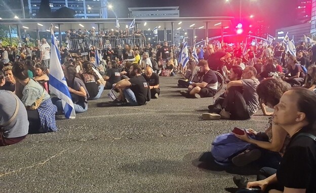 מפגינים מתיישבים על הכביש בצומת קפלן