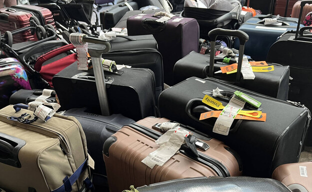 תוויות מזוודות נמל תעופה  (צילום: PAUL ELLIS, getty images)