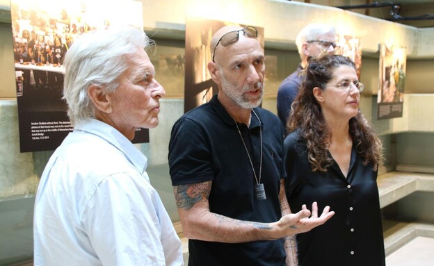 מייקל דאגלס וזיו קורן בתערוכה "שבעה באוקטובר" (צילום: חן שנהב, מרכז פרס לשלום ולחדשנות)