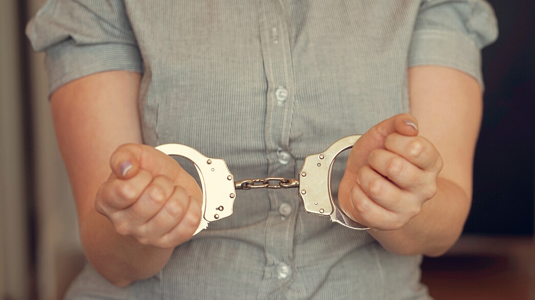 אישה באזיקים