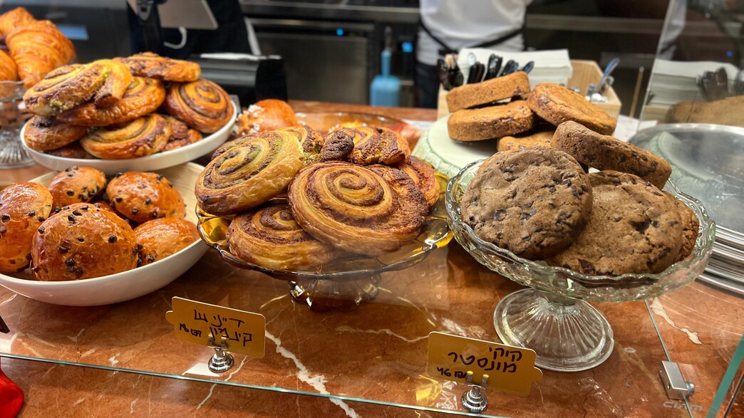 הוויטרינה בקפה מגזינו. עכשיו גם מאפים הוויטרינה בקפה מגזינו. עכשיו גם מאפים