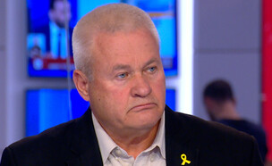 הפרשן הצבאי ישראל זיו דומע בשידור (צילום: המהדורה המרכזית, חברת החדשות)