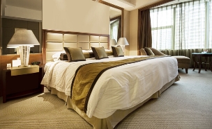 מיטה חדר מלון (צילום: MediaProduction, getty images)