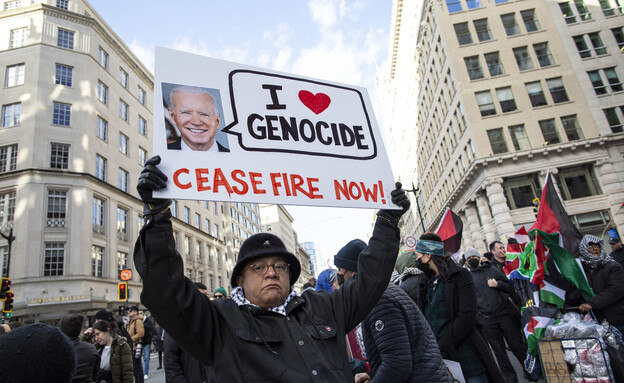 מפגינים פרו פלסטינים מוחים נגד הנשיא ביידן בארה"ב (צילום: Getty Images)