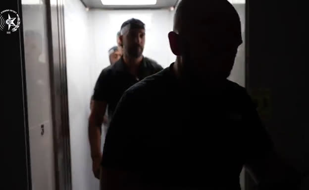 מעצר החשודים בסחיטת שחקן מכבי חיפה (צילום: mako)