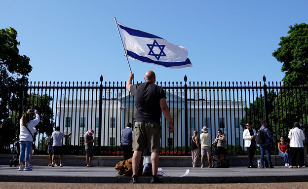 מפגין תומך ישראל מול הבית הלבן בוושינגטון (צילום: רויטרס)