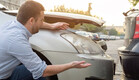 שני גברים מסתכלים על מכוניות שעברו תאונת דרכים (אילוסטרציה: Shutterstock)