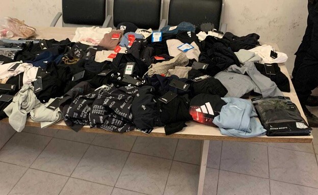 הבגדים שנתפסו (צילום: דוברות המשטרה)