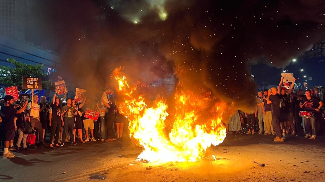 מדורה מול שער בגין