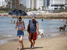 שרב, חום, חוף, ים, תל אביב (צילום: דור פוזאלו, פלאש 90)