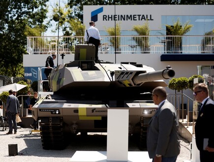טנק מוצג בתערוכת eurosatory בצרפת, ב-2022 (צילום: רויטרס)