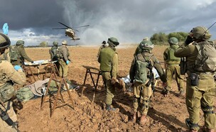 פינוי מוסק של פצועים לאחר טיפול בשטח של חיל הרפואה (צילום: דובר צה"ל)