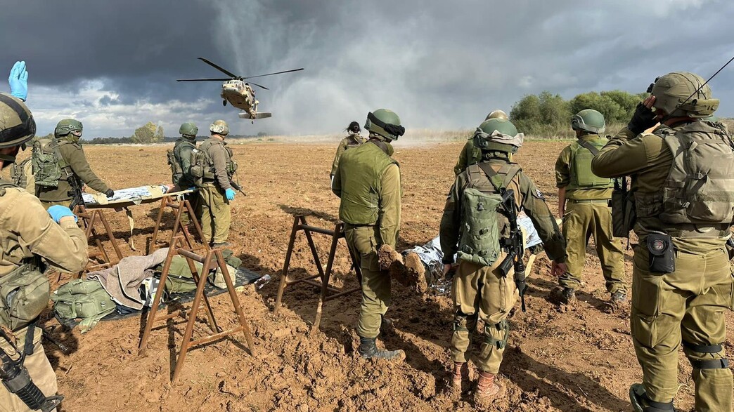 פינוי מוסק של פצועים לאחר טיפול בשטח של חיל הרפואה פינוי מוסק של פצועים לאחר טיפול בשטח של חיל הרפואה