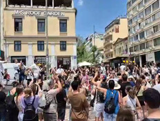 ישראלים חוגגים באתונה לאחר ההודעה על חילוץ החטופים