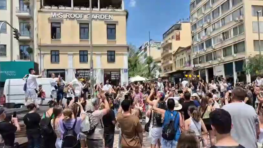 ישראלים חוגגים באתונה לאחר ההודעה על חילוץ החטופים ישראלים חוגגים באתונה לאחר ההודעה על חילוץ החטופים