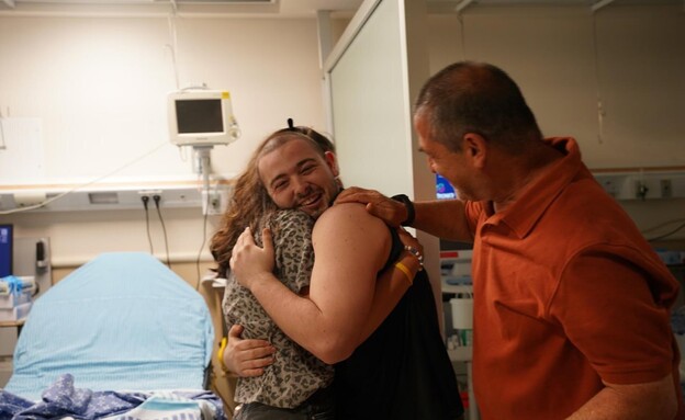 אלמוג מאיר ג'אן בבית החולים לאחר שחולץ משבי חמאס (צילום: דובר צה