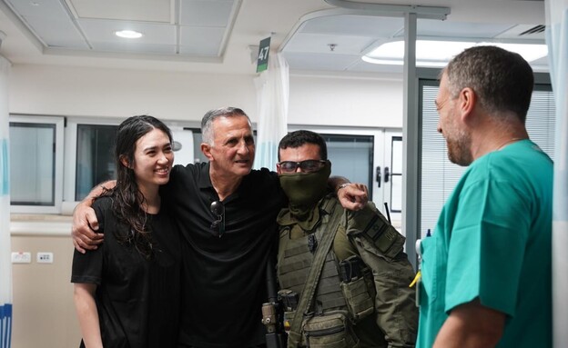 נועה ארגמני במפגש עם אביה בבית החולים (צילום: דובר צה