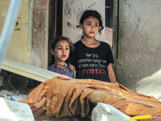 ילדה בחולצה עם כיתוב בעברית בעזה (צילום: BASHAR TALEB/AFP via Getty Images)