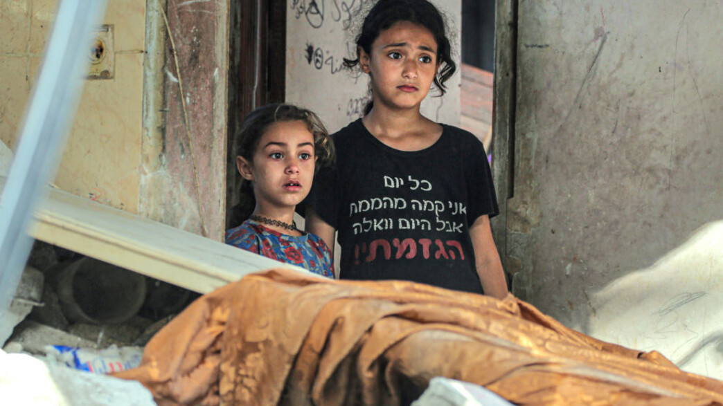 ילדה בחולצה עם כיתוב בעברית בעזה (צילום: BASHAR TALEB/AFP via Getty Images)