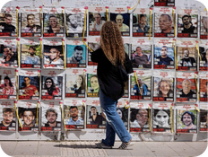 שלטי החטופים בתל אביב (צילום: רויטרס)