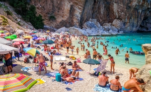 חוף איטליה תיירים (צילום: Daboost, shutterstock)