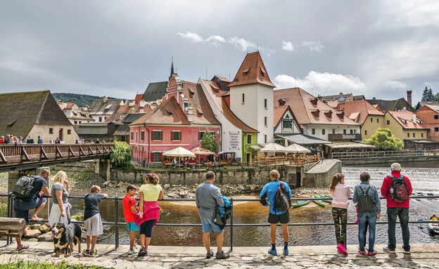 תיירים צ'סקי קרומלוב צ'כיה (צילום: ELEPHOTOS, shutterstock)