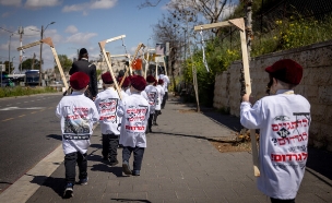 מיצג של ילדי חסידות סאטמאר נגד גיוס לצה"ל (צילום: חיים גולדברג, פלאש 90)