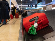 מזוודה עם סרט נמל תעופה (צילום: FluxFactory, shutterstock)