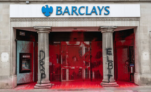 סניף של בנק ברקליס בלונדון שהושחת על ידי פרו פלסטינים (צילום: Guy Smallman, Getty Images)