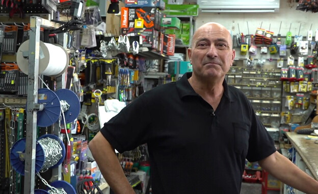 אבי טיאר - בעל חנות בקריית שמונה (צילום: חדשות 12)