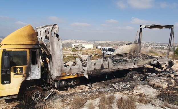 משאית המגורים שעלתה באש בעקבות ההצתה (צילום: דוברות כב