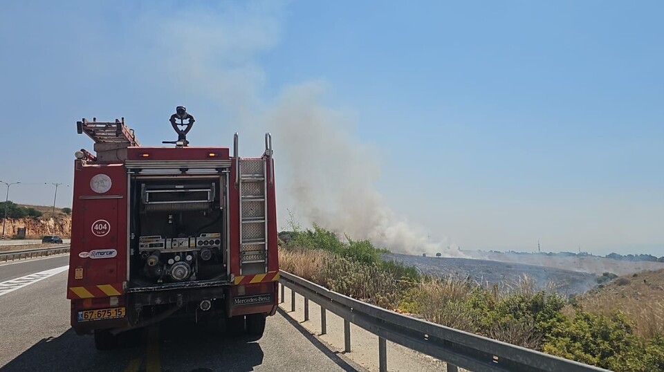 לוחמי האש ומטוסי כיבוי פועלים לכיבוי מספר שריפות (צילום: דוברות כבאות והצלה מחוז צפון)