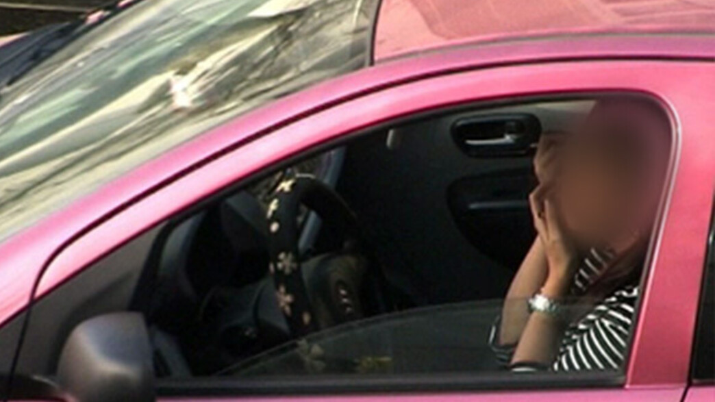 אישה מתאפרת בזמן הנהיגה (צילום: אור ירוק)