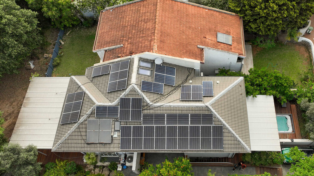 תחנת האגירה הסולארית על גג ביתו של עופר גרינבאום תחנת האגירה הסולארית על גג ביתו של עופר גרינבאום