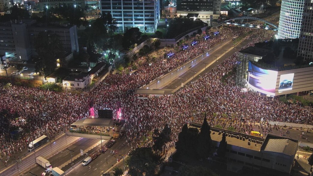 המוני מפגינים בצומת קפלן